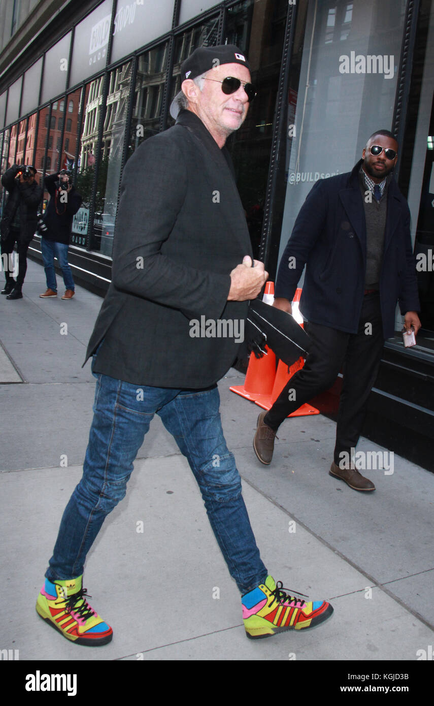 Nueva York, NY, Estados Unidos. 8 de noviembre de 2017. Chad Smith usando Jeremy Scott Wings de en la serie Build de AOL promoviendo el concierto en vivo de Landmark en
