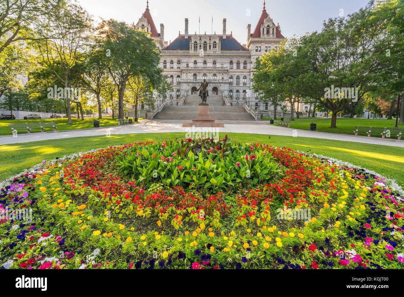 El edificio del capitolio del estado de Nueva York desde el oeste de Capitol Park de Nueva York en Albany. Foto de stock