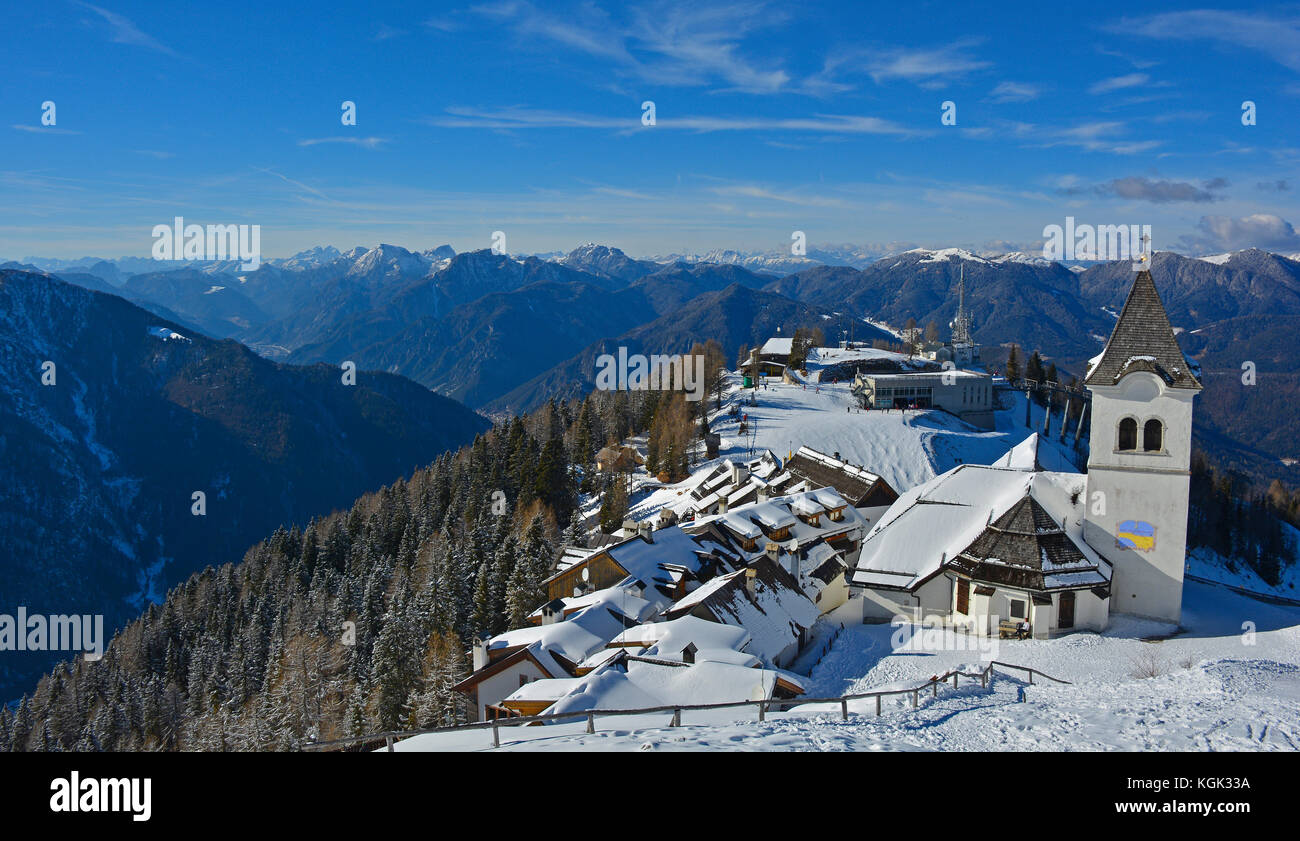 La pequeña aldea de lussari en monte lussari, Friuli Venezia Giulia, al noreste de Italia. Foto de stock