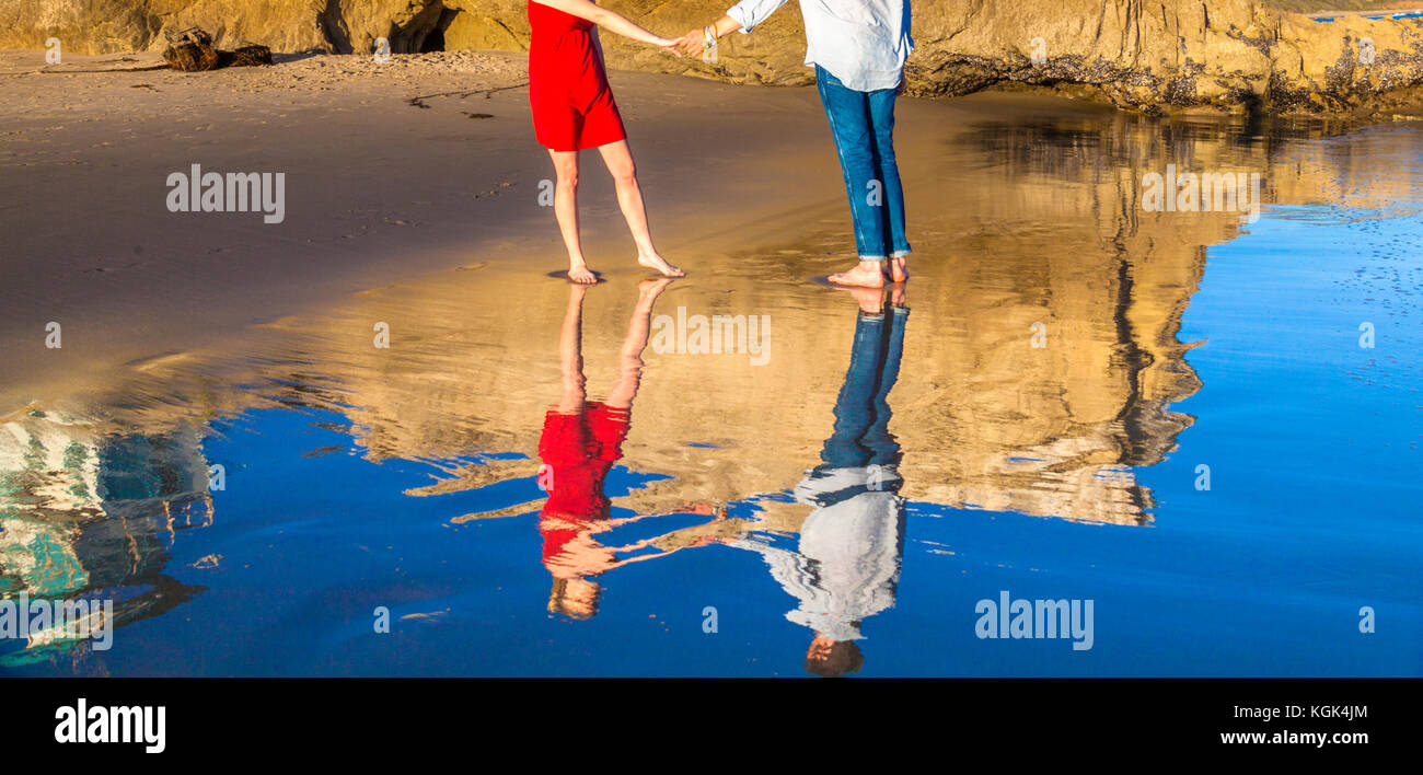 Reflexiones de pareja en leo carrillo State Beach Foto de stock