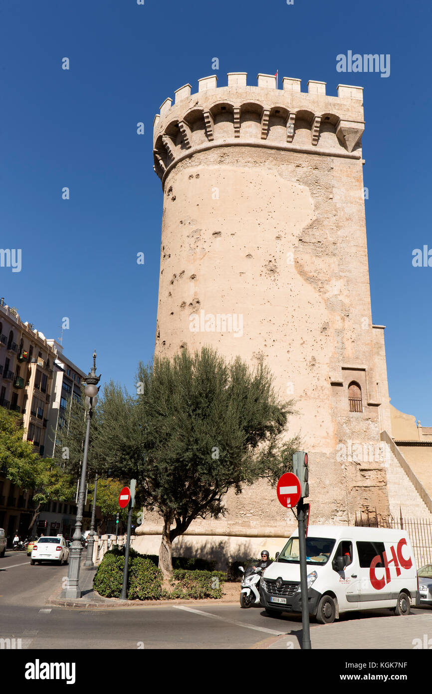 Valencia, España. Octubre 25, 2017: las torres de Quart son un par de  torres gemelas, que formaban parte de la muralla medieval que rodeaba el  casco antiguo de vale Fotografía de stock - Alamy