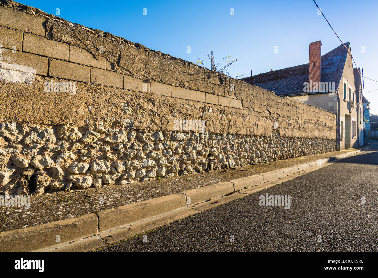 La brisa de las viejas piedras y pared de bloque en necesidad de rendering - Francia. Foto de stock