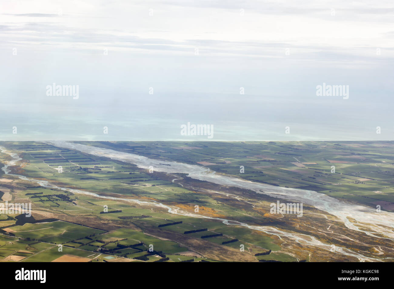 Vista aérea de los suburbios de la ciudad de Christchurch, Canterbury, Nueva Zelanda, Sur de la isla. El río rakaia cumple con el océano Pacífico. Foto de stock