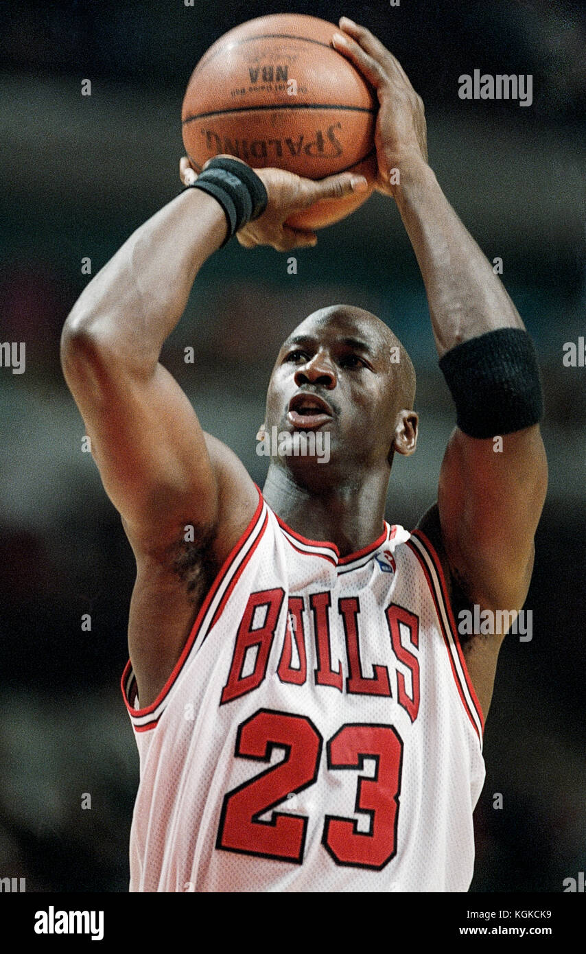 Michael Jordan compitiendo por la NBA los Chicago Bulls Fotografía de stock  - Alamy