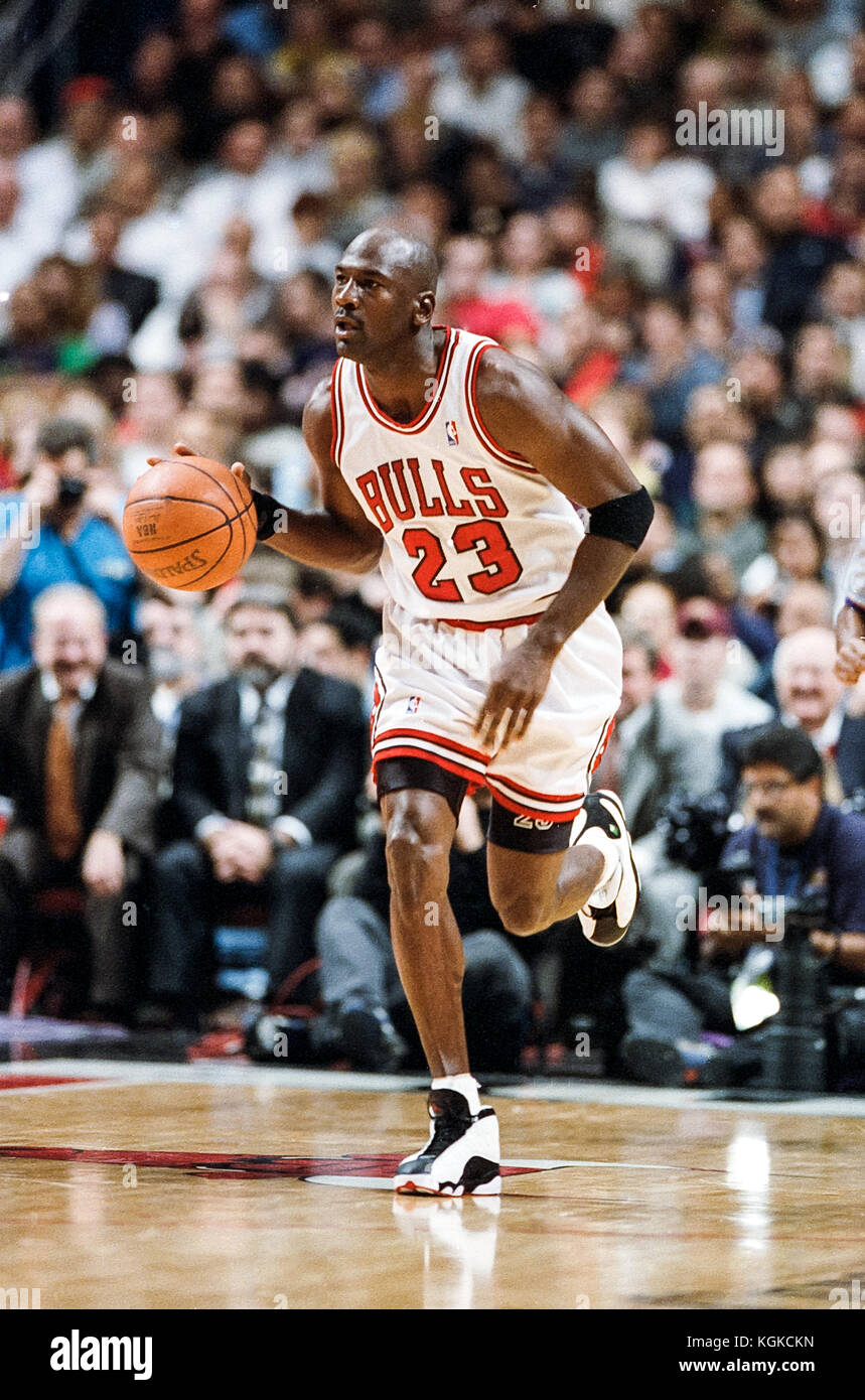 Michael Jordan compitiendo por la NBA los Chicago Bulls Fotografía de stock  - Alamy