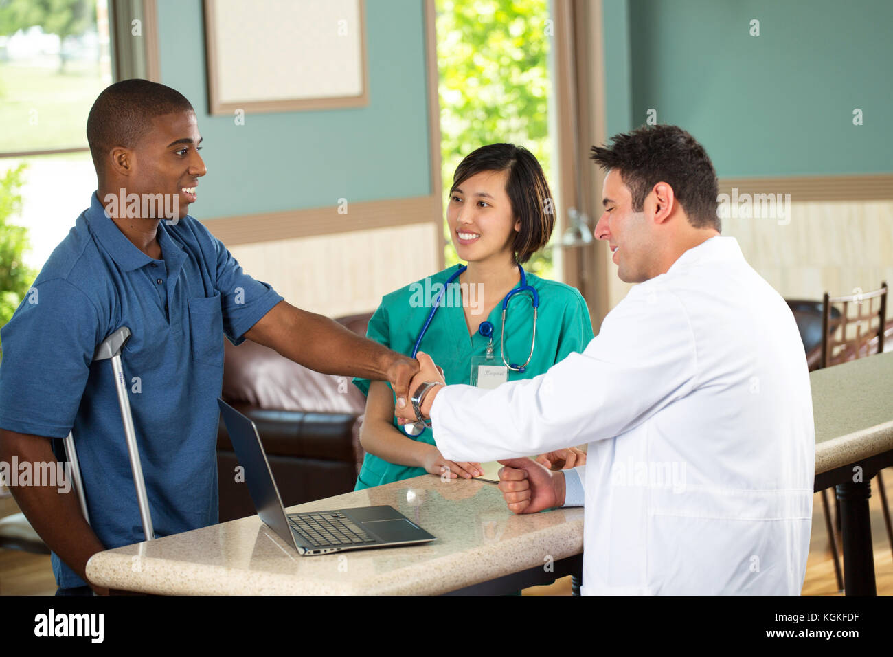 Equipo médico hablando con pacientes. Foto de stock
