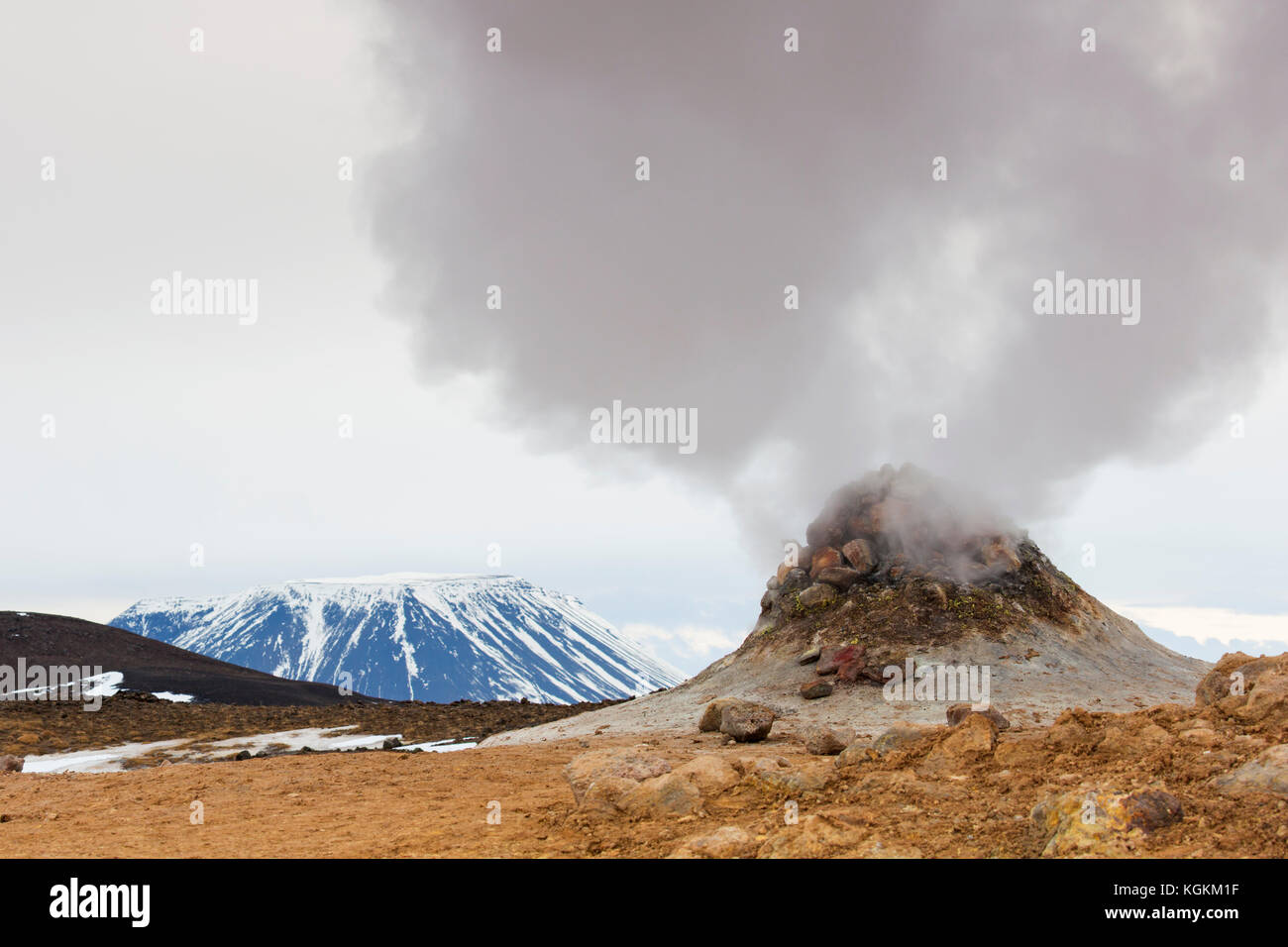 Fumarole de vapor en Hverir, área geotérmica cerca de Námafjall, Norðurland eystra / Nordurland eystra, Islandia Foto de stock