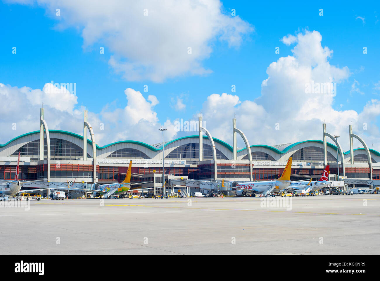 Estambul, Turquía - Mayo 23, 2017: exterior del aeropuerto internacional de Sabiha Gokcen (SAW) en Estambul, Turquía. Más de 32 millones de turistas visitan tu Foto de stock
