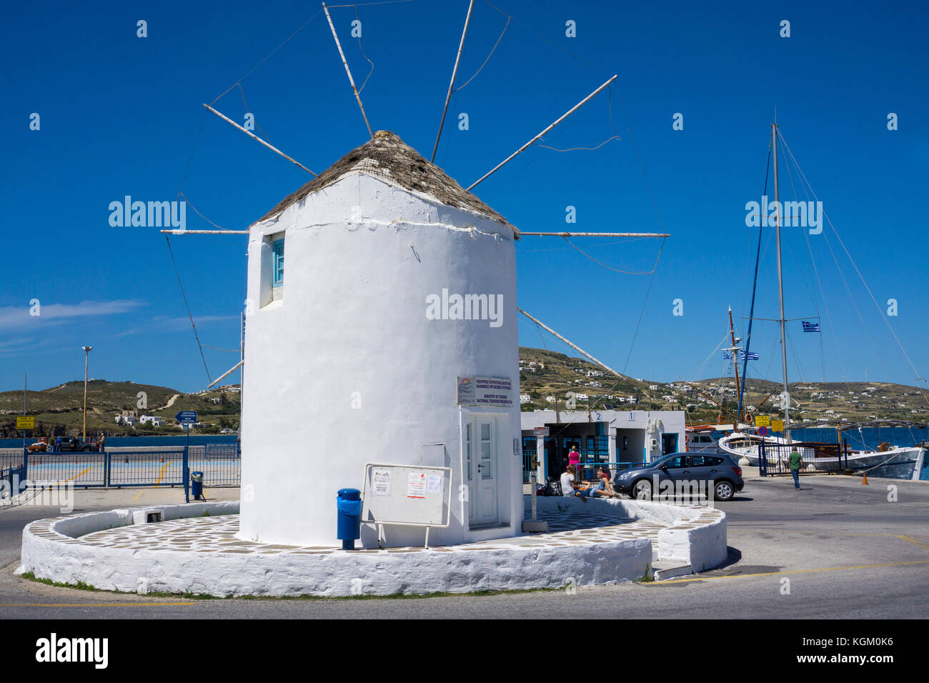 Windmuehle am Hafen von Parikia, Paros, Kykladen, Aegaeis, Griechenland, Mittelmeer, Europa | el molino de viento en el puerto de Parikia, Paros, Cyclades, Gre Foto de stock