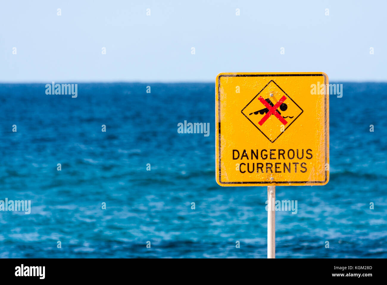 Señal indicando las peligrosas corrientes de Bronte Beach, Sydney, NSW, New South Wales, Australia Foto de stock