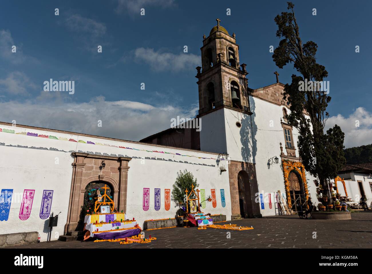 El Templo de nuestra Señora del Sagrario con altares del día de los