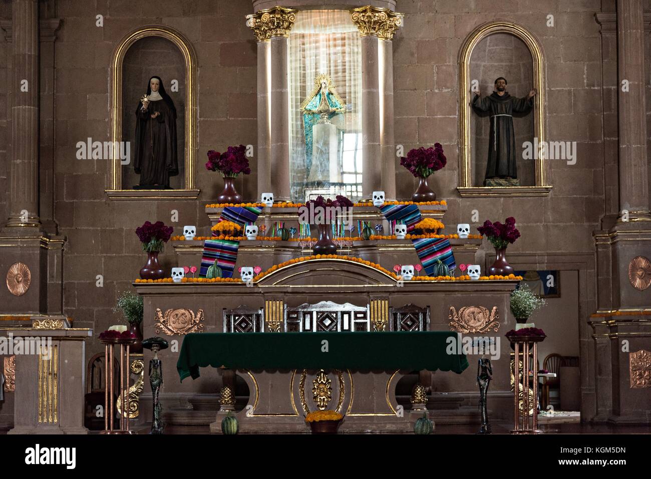 Altar de la iglesia del Templo de nuestra Señora del Sagrario, decorada  para el festival del día de los muertos en Santa Clara del Cobre,  Michoacán, México Fotografía de stock - Alamy