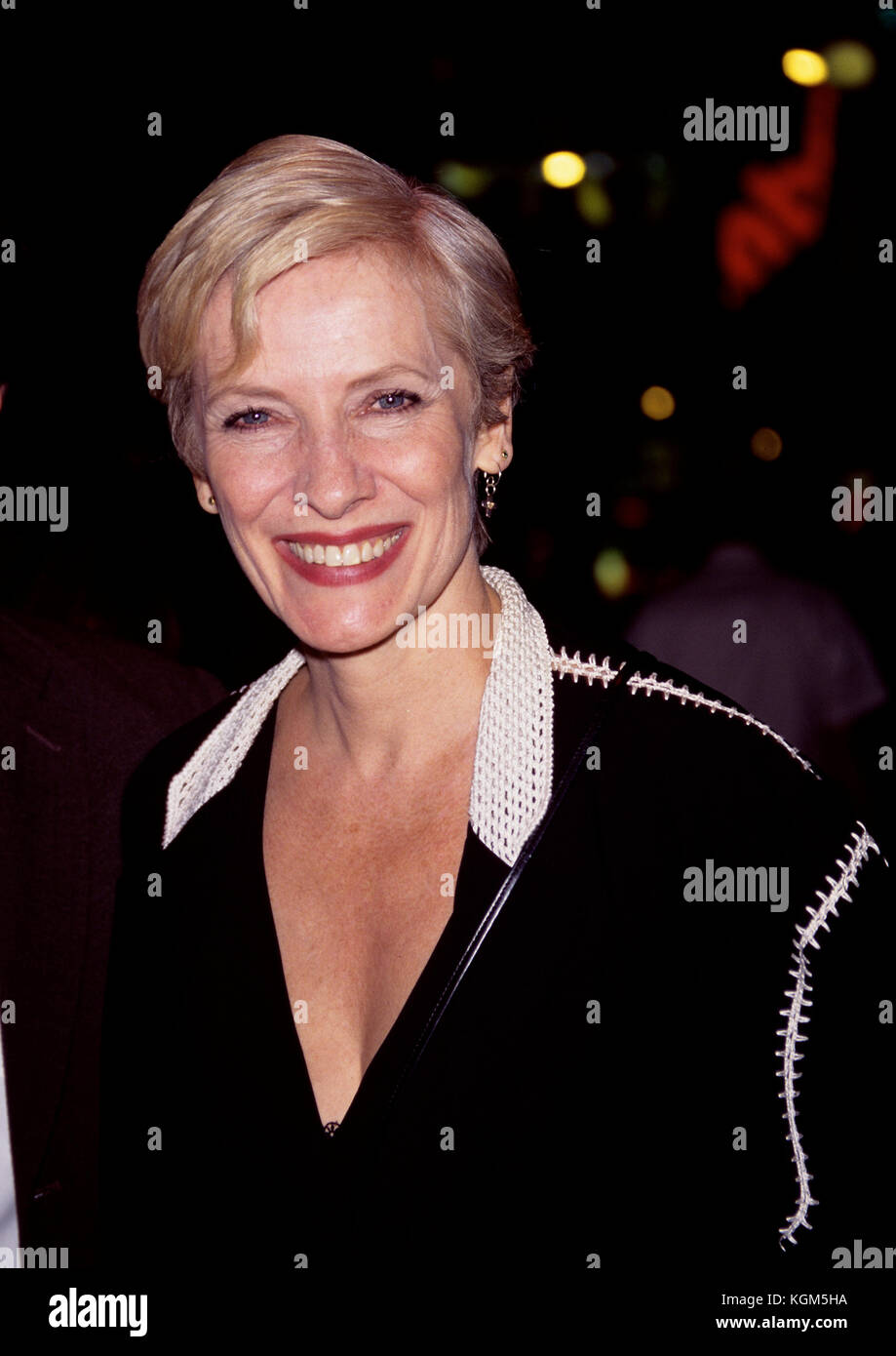 Betty Buckley fotografió asistir a la noche de apertura de Crónica de una muerte Anunciada en el Teatro Lincoln en la ciudad de Nueva York el 15 de mayo de 1995.crédito: RTSpellman / MediaPunch Foto de stock
