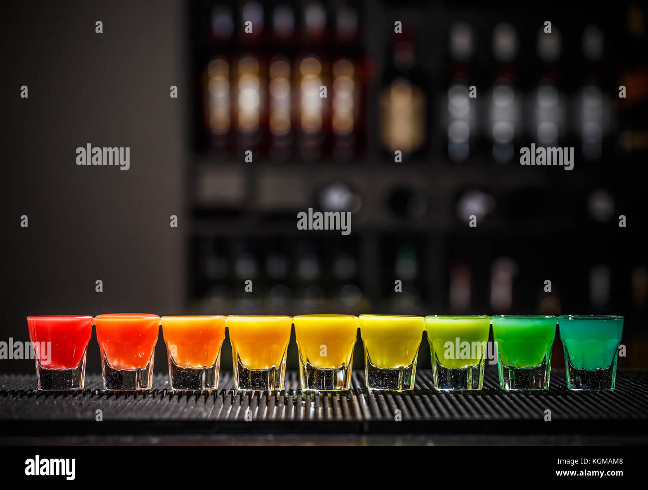 Fotos de los colores del arco iris sobre el mostrador de bar Fotografía de  stock - Alamy