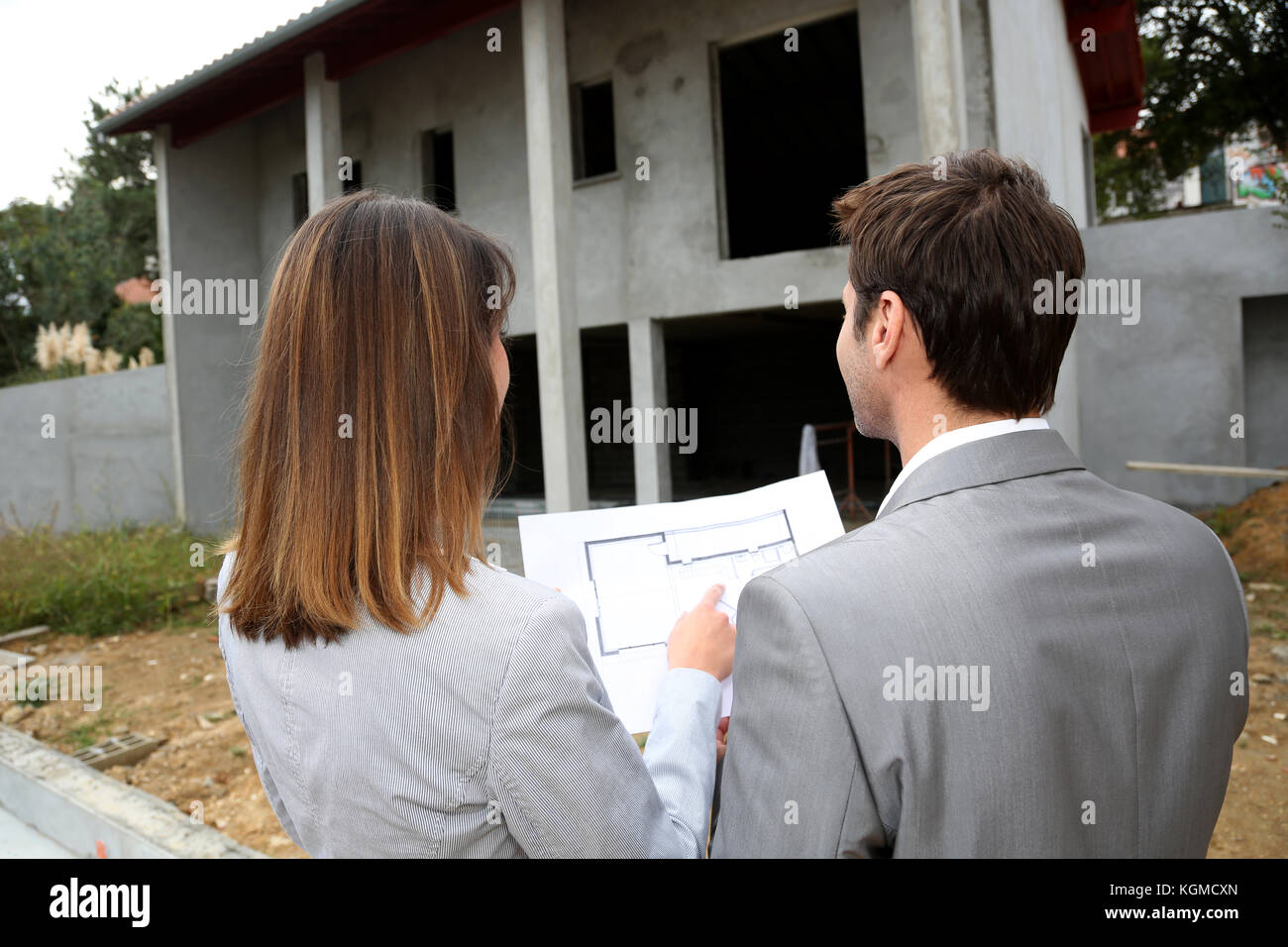 Pareja en sitio de construcción controlar el progreso de la construcción Fotografía de stock - Alamy Pareja en sitio de construcción controlar el progreso de la construcción Fotografía de stock - Alamy