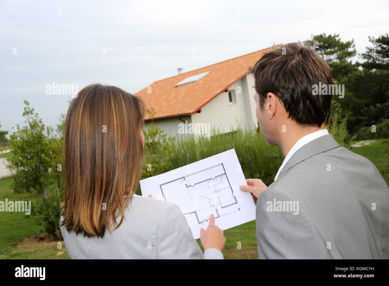 Pareja mirando su casa de nueva construcción Fotografía de stock - Alamy Pareja mirando su casa de nueva construcción Fotografía de stock - Alamy
