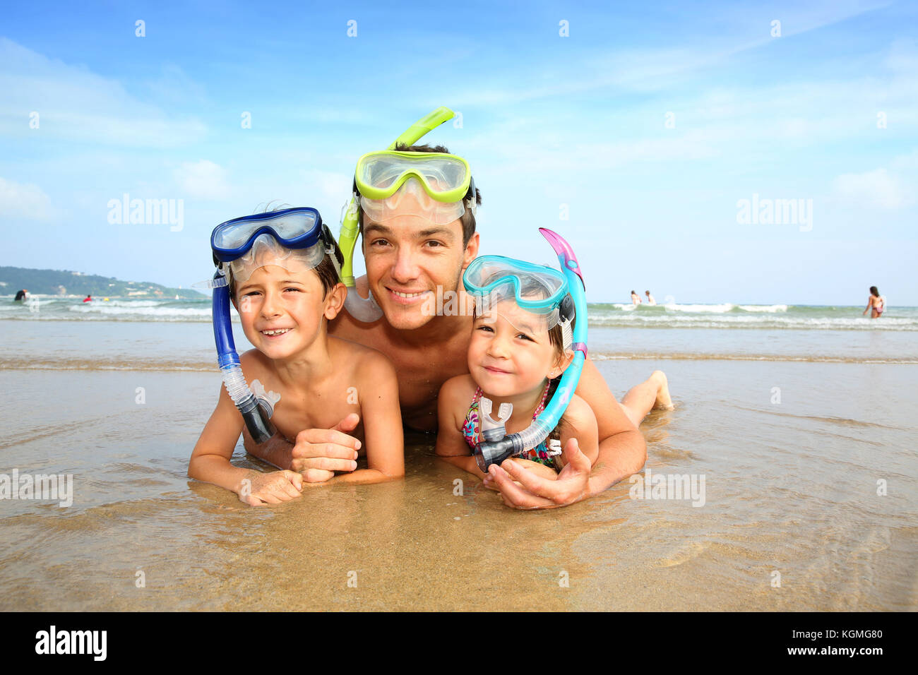 Retrato de padre y niños vestidos de máscara de buceo Fotografía de stock -  Alamy