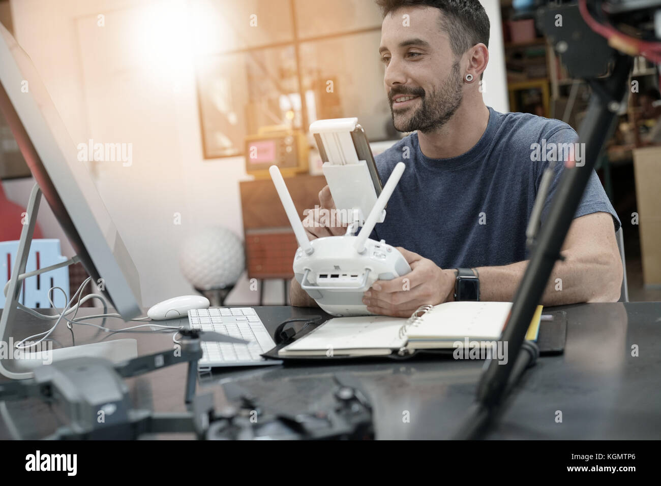 Ingeniero que trabaja en drone en lab Foto de stock