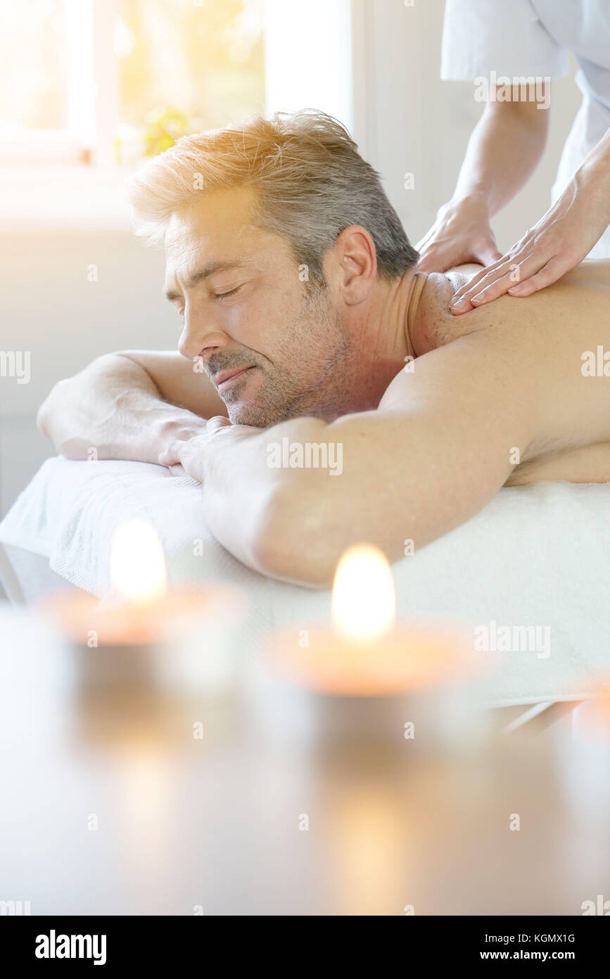 Mesa de masaje relajante en el hombre recibiendo masajes Fotografía de  stock - Alamy