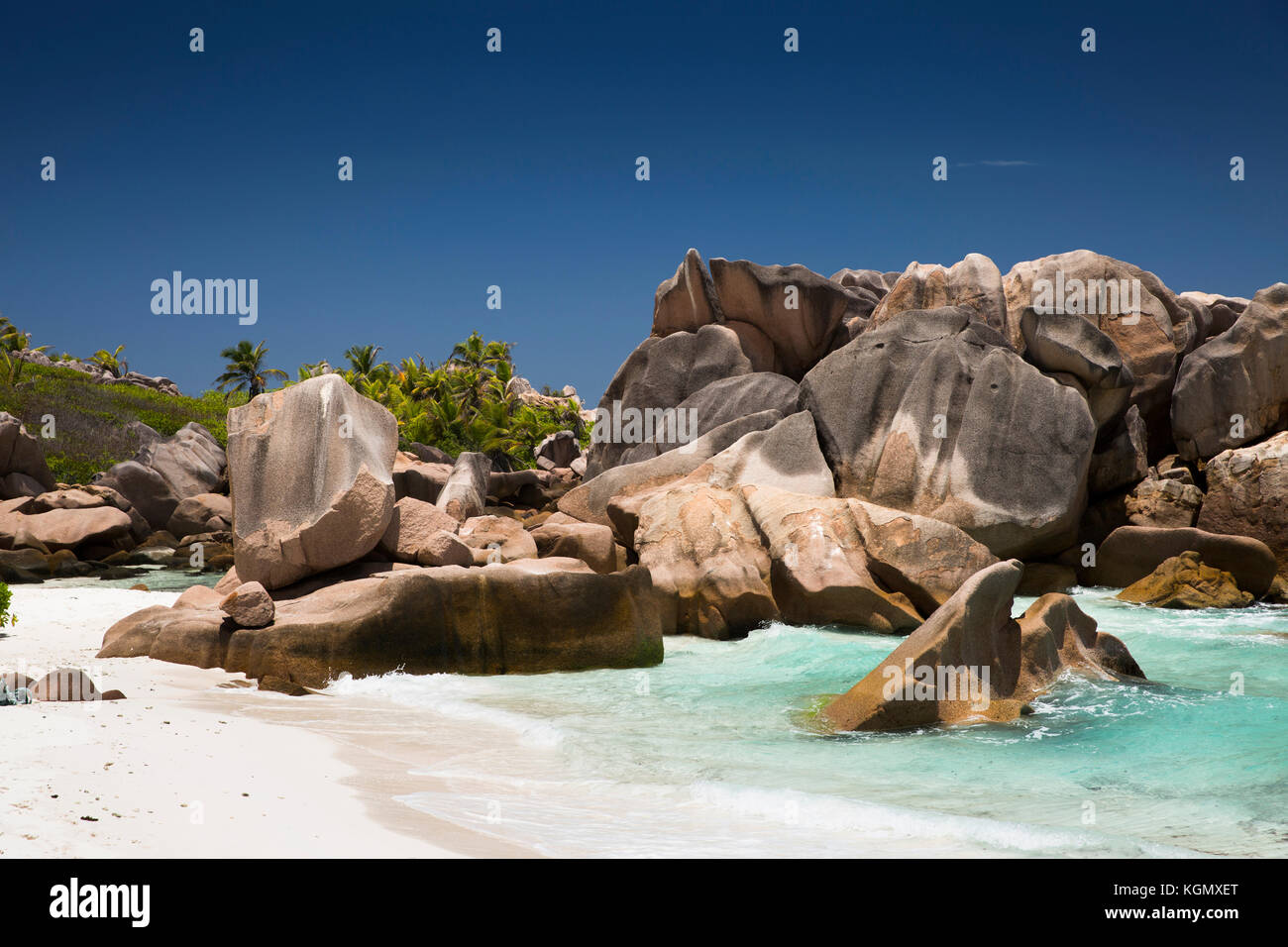Las islas Seychelles, La Digue, Anse Cocos, playa, formación de rocas de granito erosionadas en el mar Foto de stock