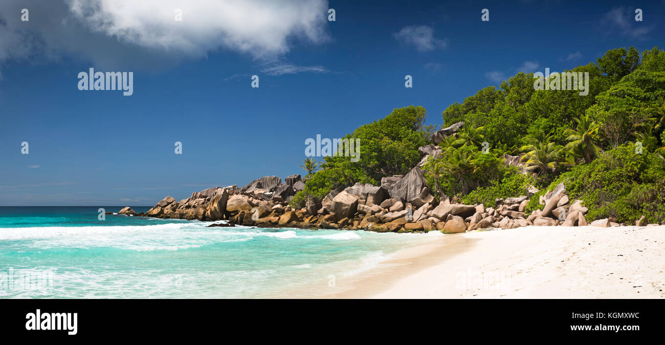 Las islas Seychelles, La Digue, Petit Anse, playa, formación de rocas de granito erosionadas en mar panorámico , Foto de stock