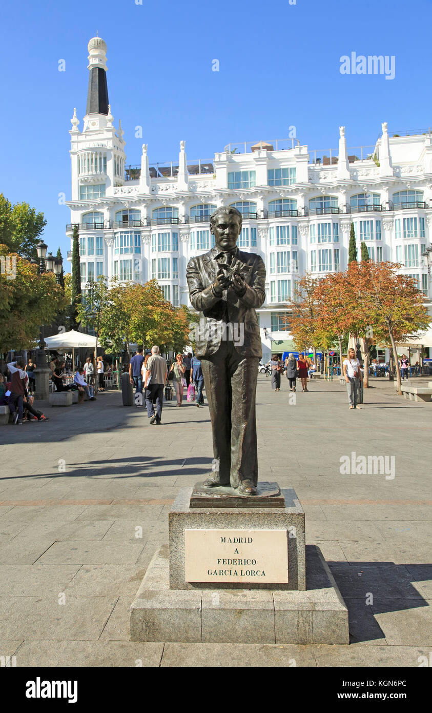 Estatua de Federico García Lorca, Plaza de Santa Ana, Barrio de Las Letras, el centro de la ciudad de Madrid, España Foto de stock