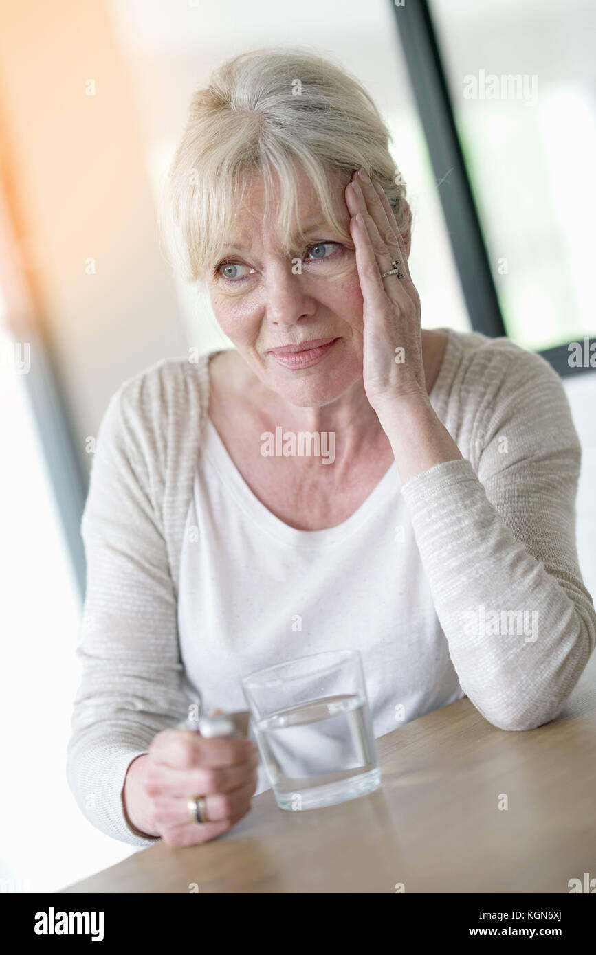 Mujer de más edad que sufren migraña Foto de stock