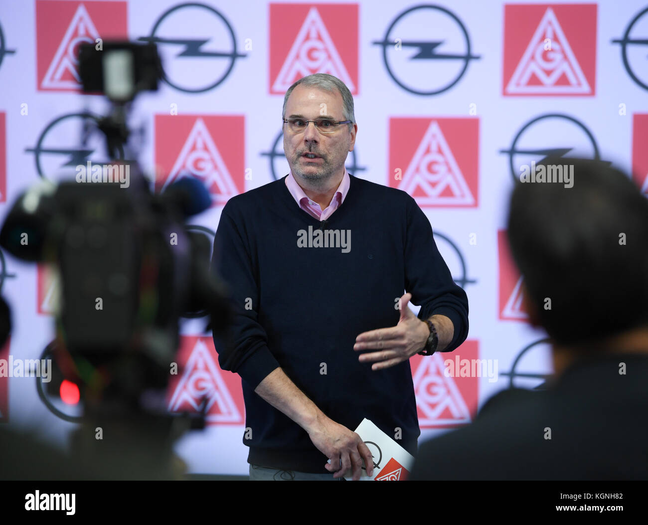 Russelsheim, Alemania. 9 nov, 2017. russelsheim, Alemania. 9 nov, 2017. Wolfgang schaefer klug, presidente del consejo de trabajo de Opel, habla en una conferencia de prensa en el centro de diseño de Opel en Russelsheim, Alemania, 9 de noviembre de 2017. 100 días después de la toma de posesión por la compañía madre de PSA Peugeot, opel presentó su programa de renovación titulado "ritmo". Crédito: dpa picture alliance/alamy live news crédito: dpa/alamy live news Foto de stock