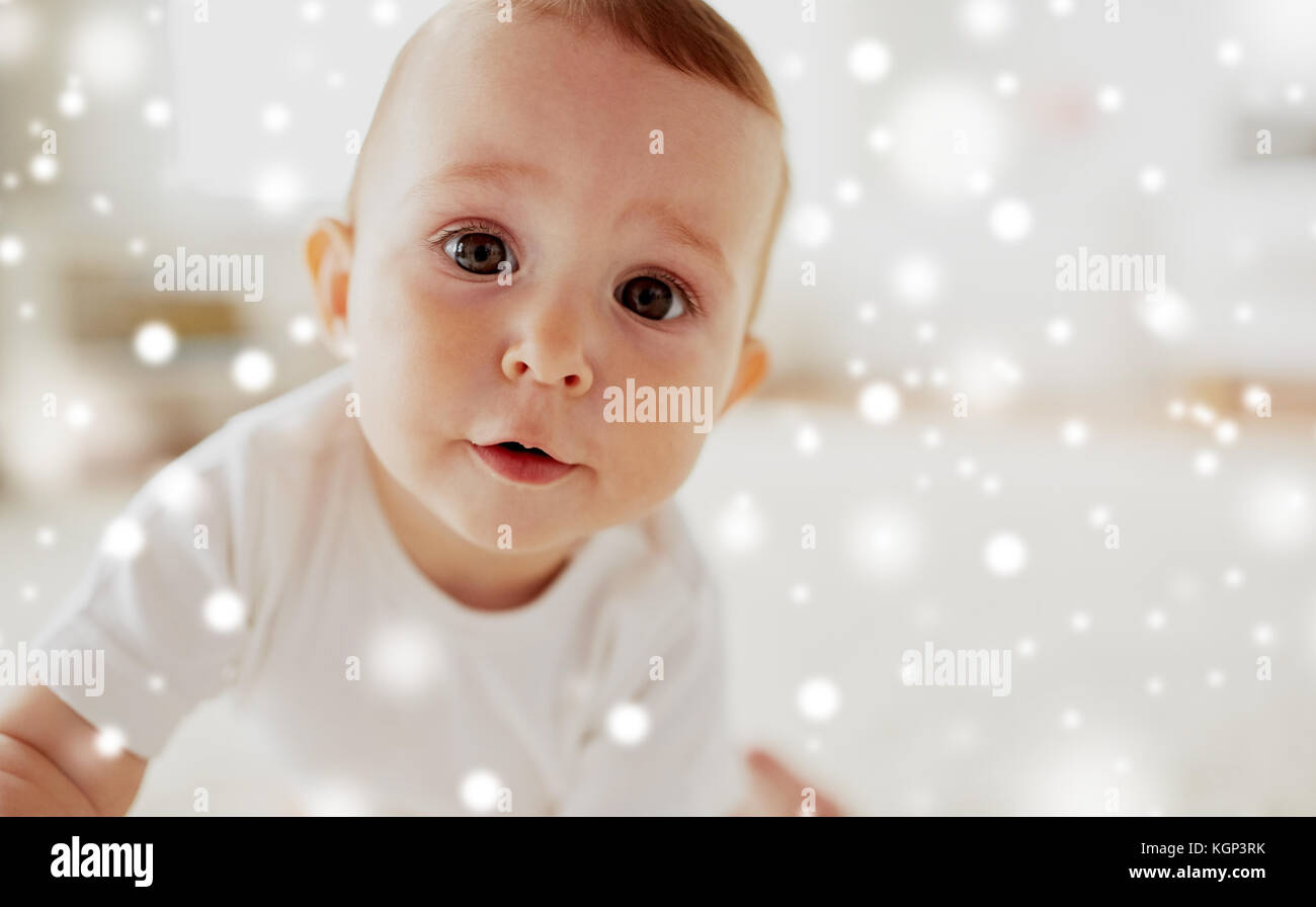 Cerca de poco feliz bebé niño o niña Foto de stock