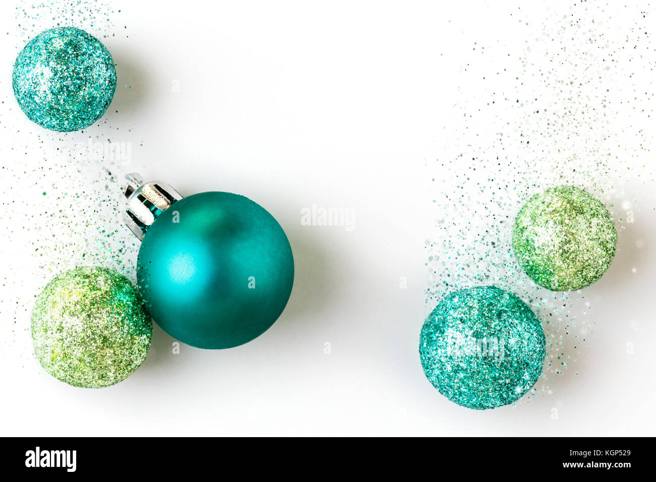 Hermosa, brillante, moderno, contemporáneo de azul y verde con decoraciones navideñas adornos brillantes glitter aislado sobre fondo blanco. Foto de stock