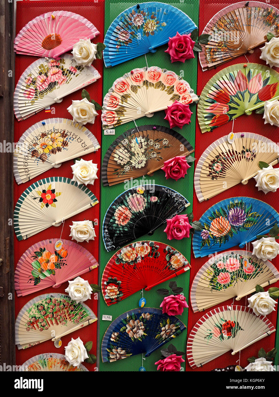 Visualización de colorido colorido flamenco abanicos españoles intercalados  con rosas blancas y rojas en Córdoba, España Fotografía de stock - Alamy