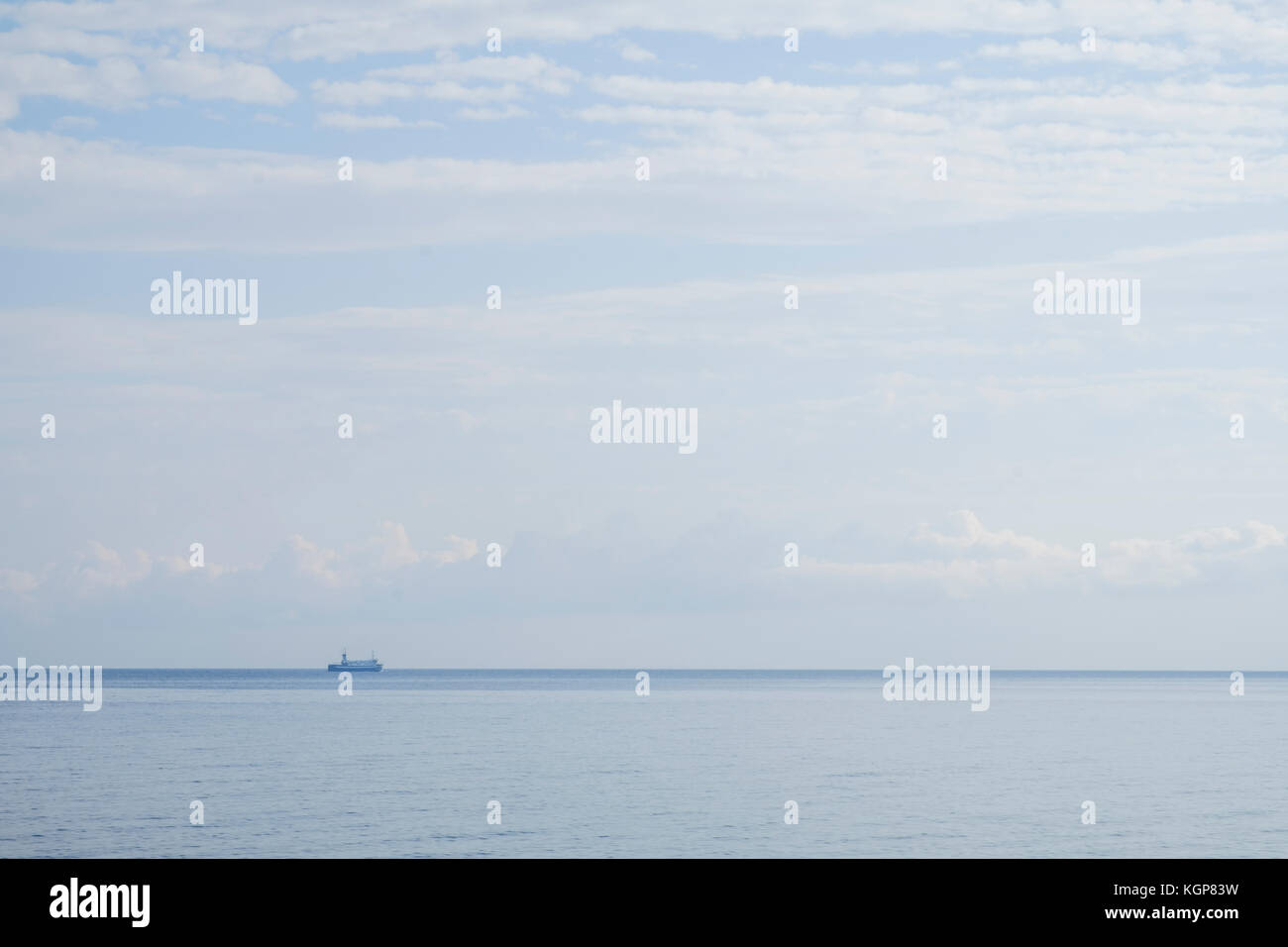 Un barco en el horizonte. El Mar Egeo. Foto de stock