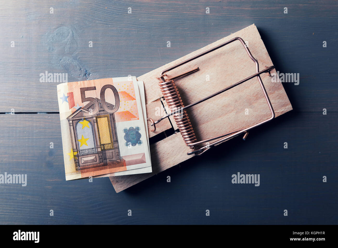 Arriesgado dinero - euro bill en trampa de ratón Foto de stock