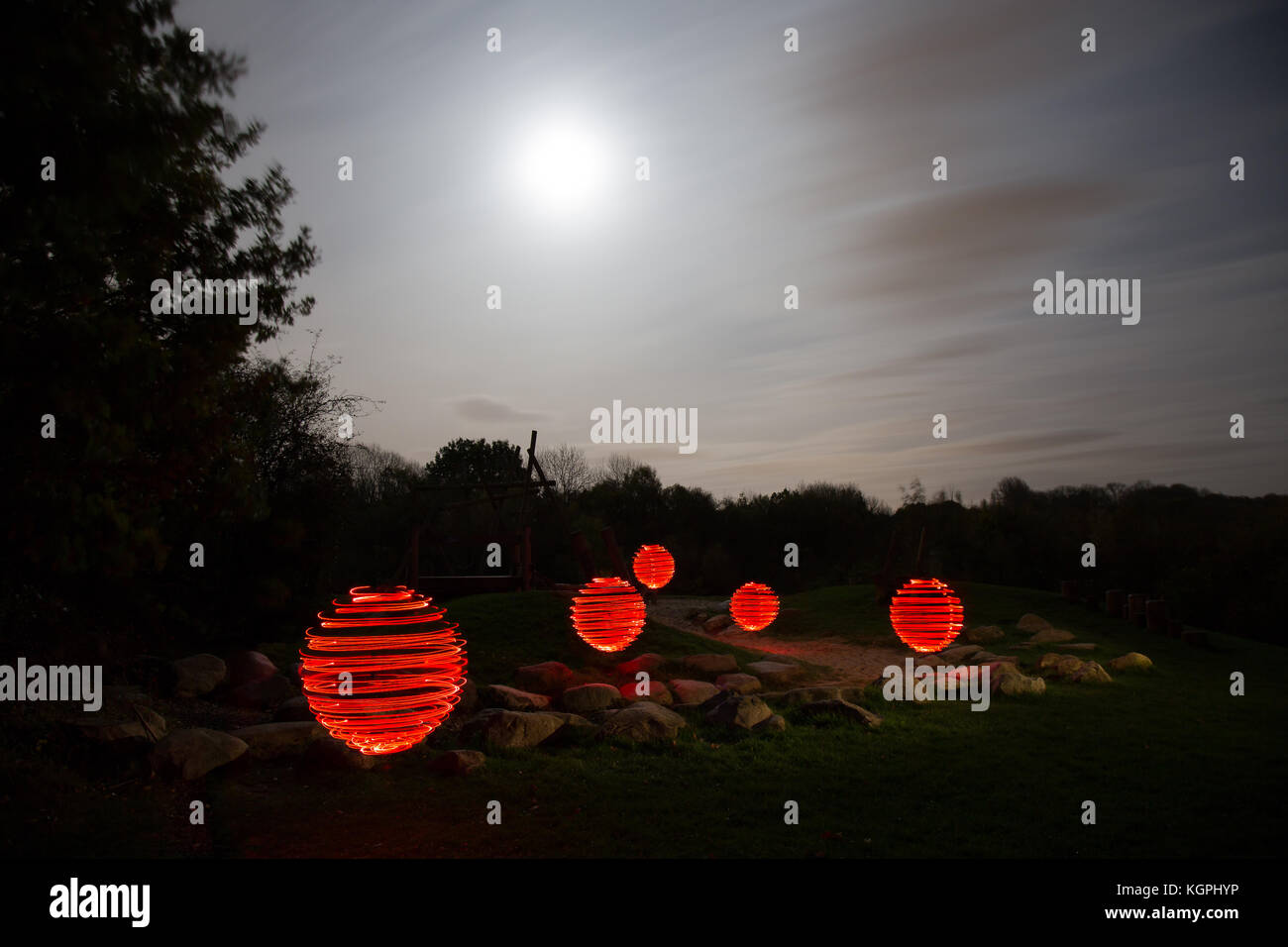 Extrañas, inexplicables, mágicas, esferas rojas de luz aparecen en un  paisaje, flotando sobre tierra oscura, bajo un cielo atmosférico iluminado  por la luna Fotografía de stock - Alamy