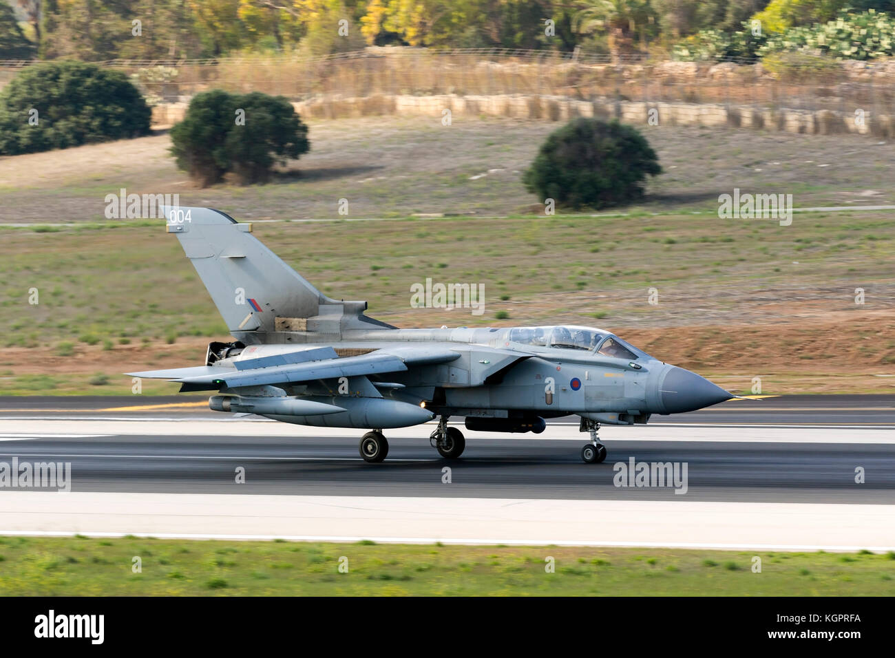 Royal Air Force Panavia Tornado GR4 [za370] toque la pista 31. Foto de stock
