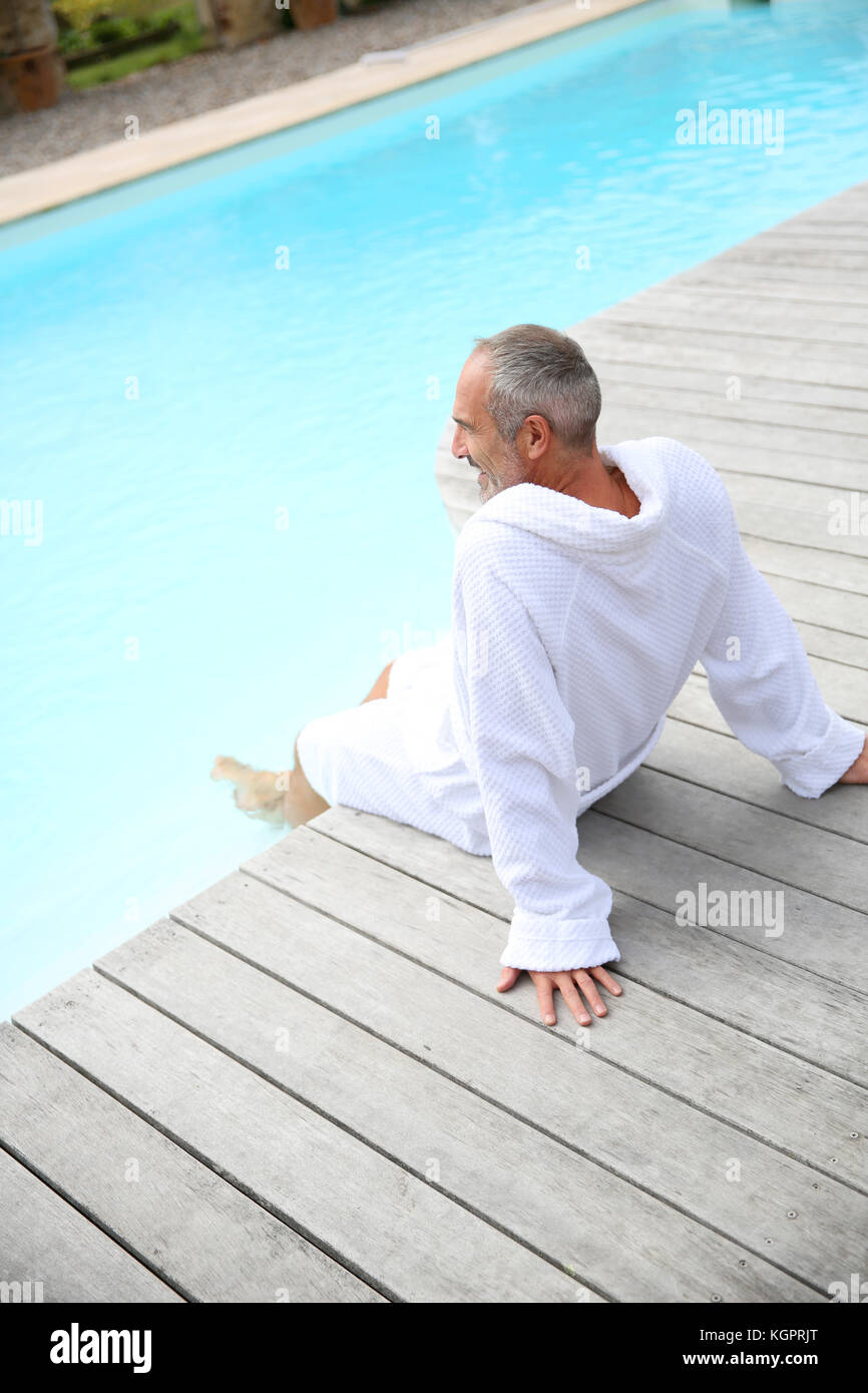 El hombre superior con spa albornoz relajándose en la piscina Fotografía de  stock - Alamy