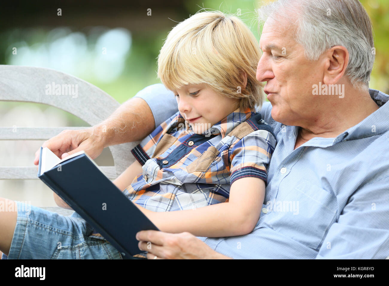 Abuelo Libro de lectura con su nieto Foto de stock