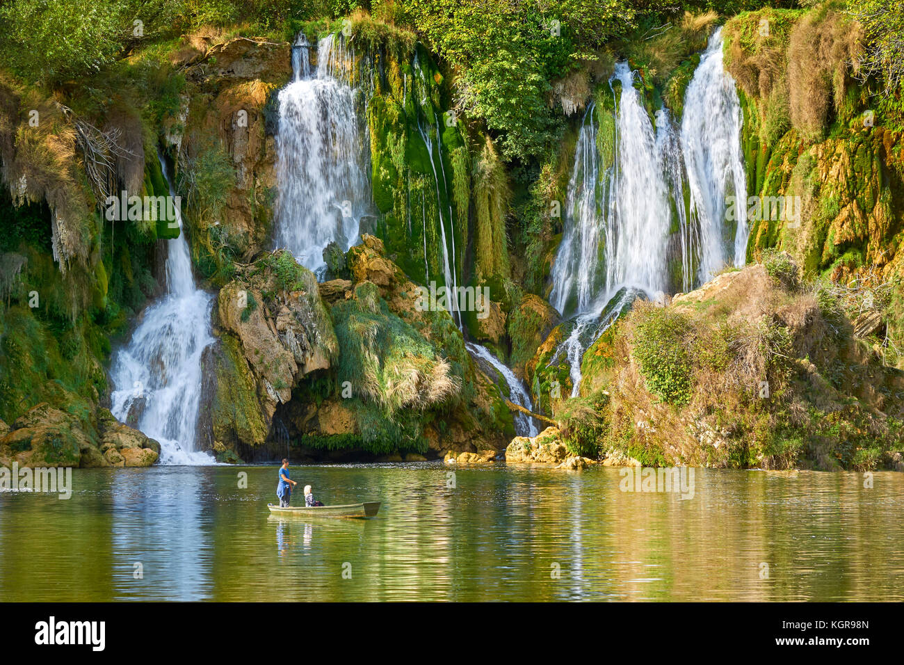 Los turistas en el barco, Cascadas de Kravica, Bosnia y Hercegovina Foto de stock