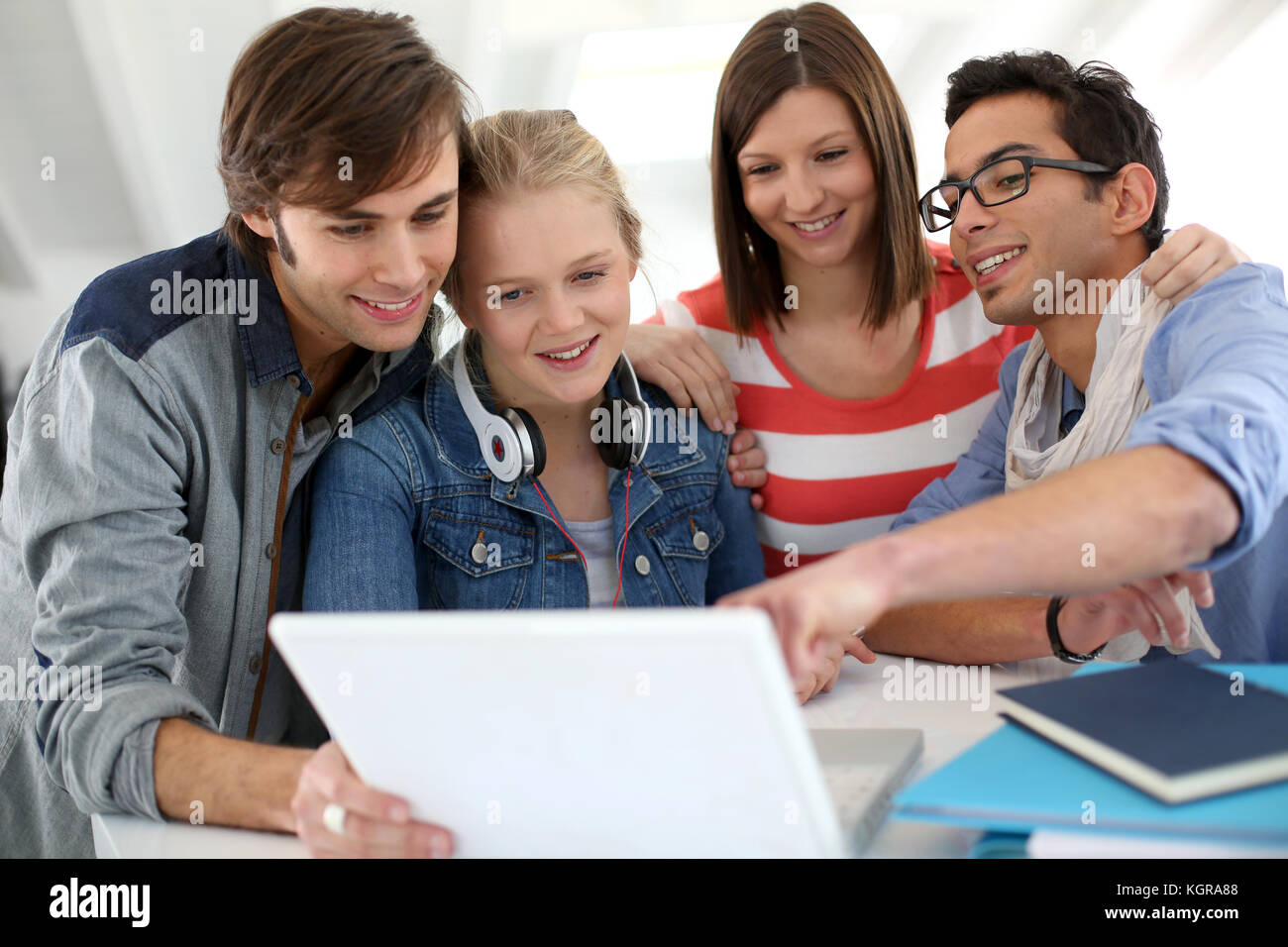 Un grupo de adolescentes que usan laptop en la escuela Foto de stock