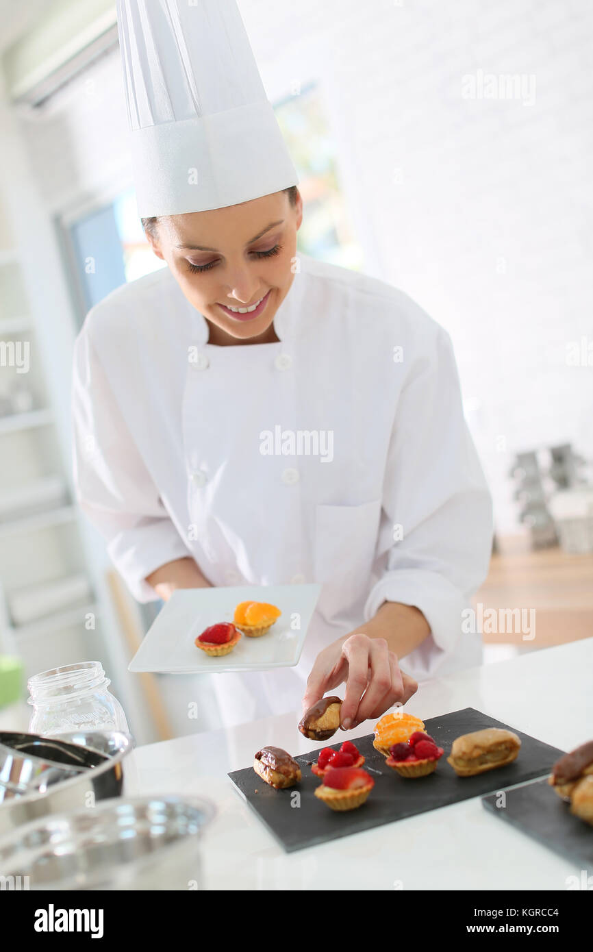 Cocinar pasteles preparación Plato de Pastel bites Foto de stock