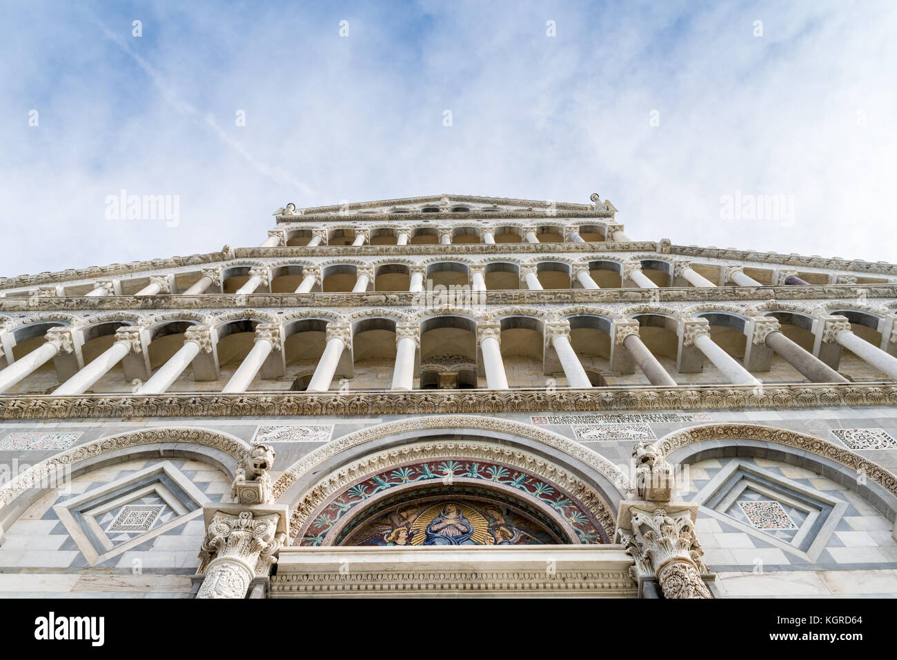 Fachada de la Catedral de Pisa, dedicado a la asunción de la Virgen María, en la Toscana, Italia Foto de stock