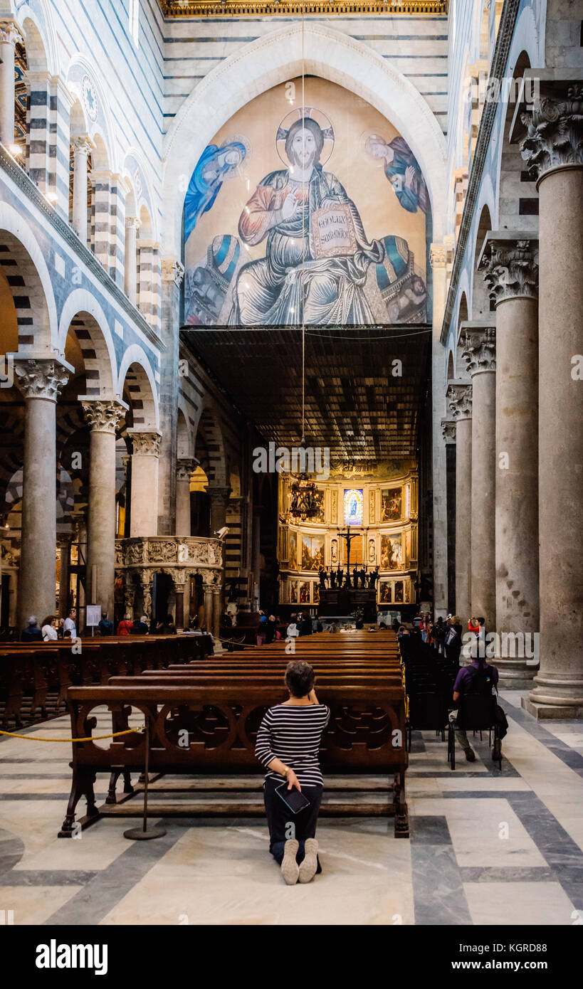 Interior de la Catedral de Pisa, en Italia, que es una catedral Católica Romana medieval dedicada a la asunción de la Virgen María Foto de stock