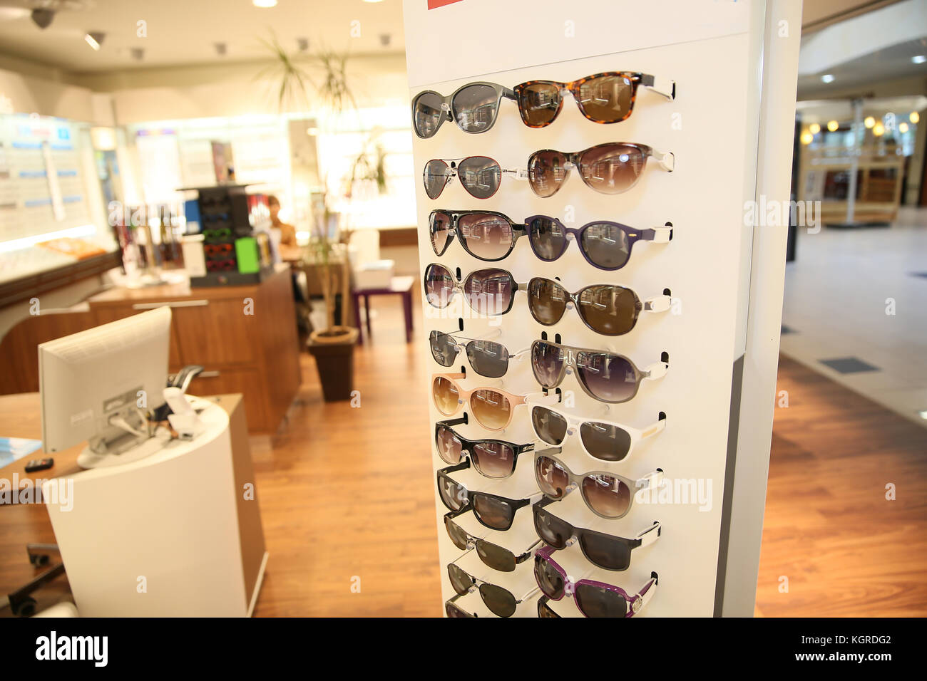 Tienda de gafas de sol fotografías e imágenes de alta resolución - Alamy