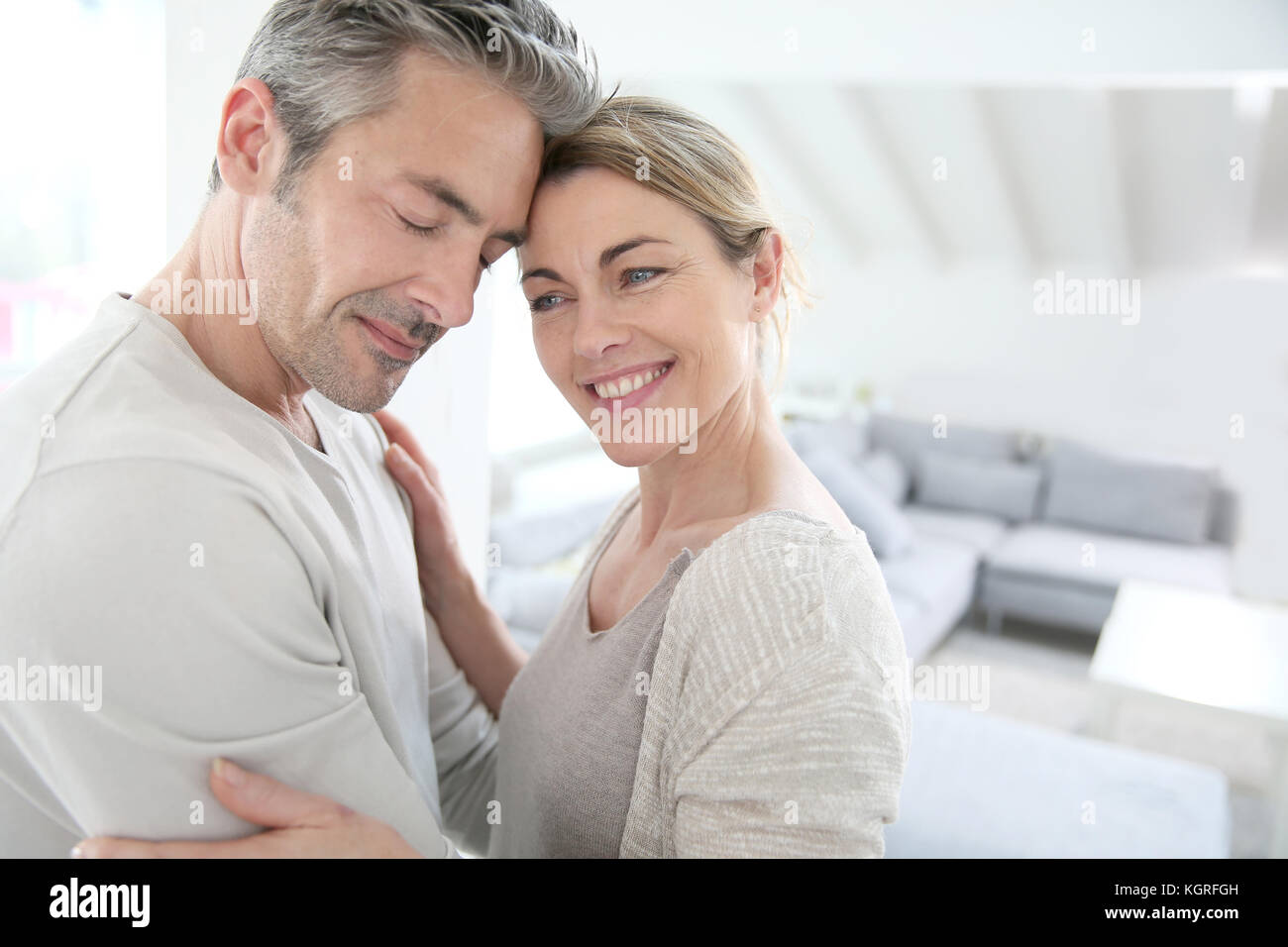 Retrato de pareja mostrando amor y complicidad Fotografía de stock - Alamy Retrato de pareja mostrando amor y complicidad Fotografía de stock - Alamy