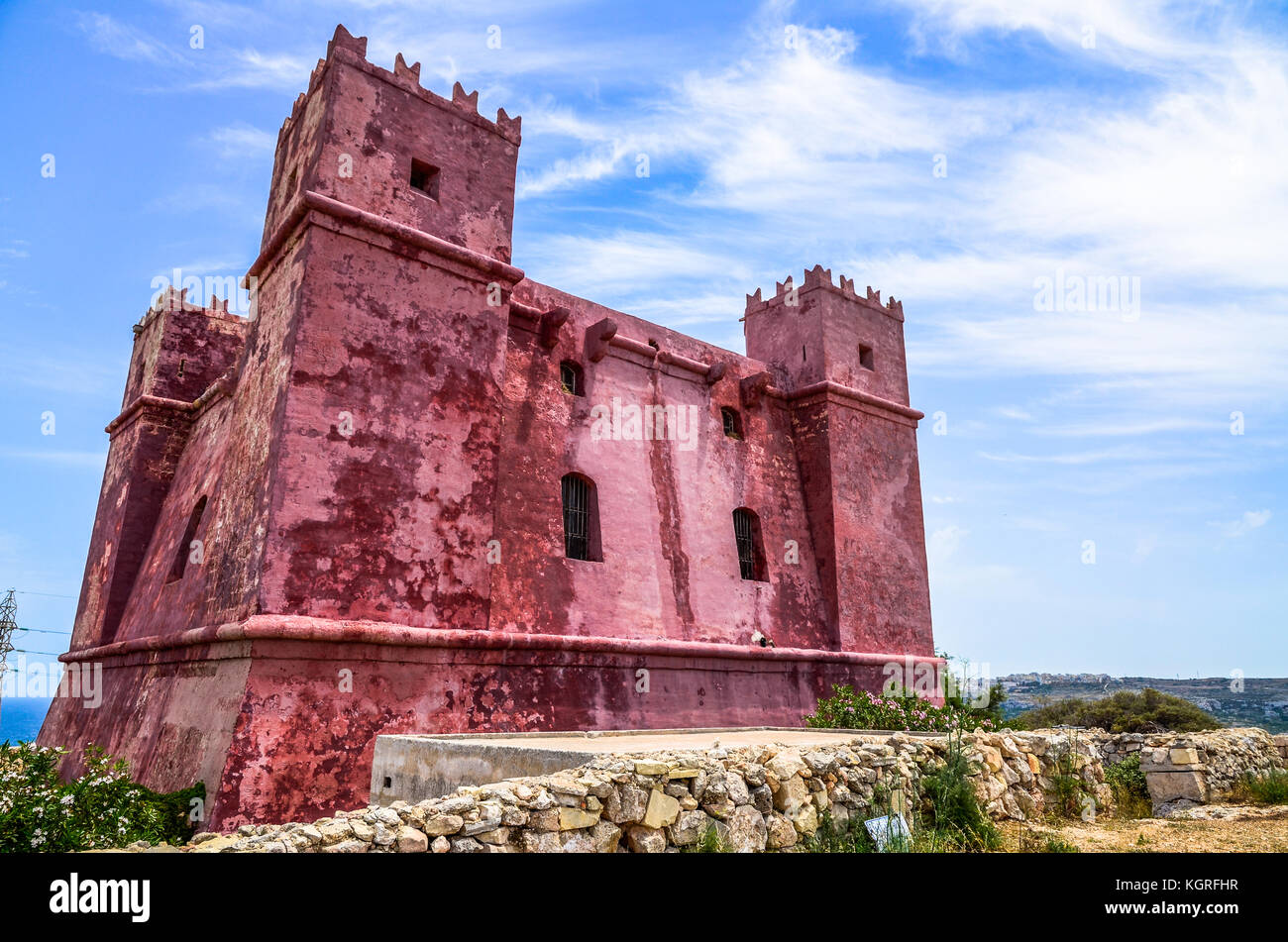Santa Águeda la torre roja en la bahía de Mellieha, maltabuil Foto de stock