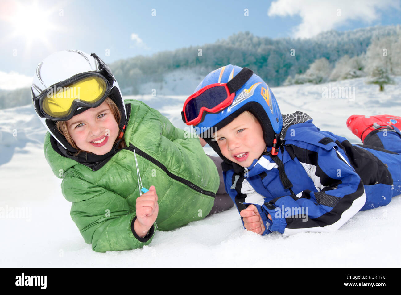 Retrato de niños en ropa de esquí en la montaña Fotografía de stock - Alamy