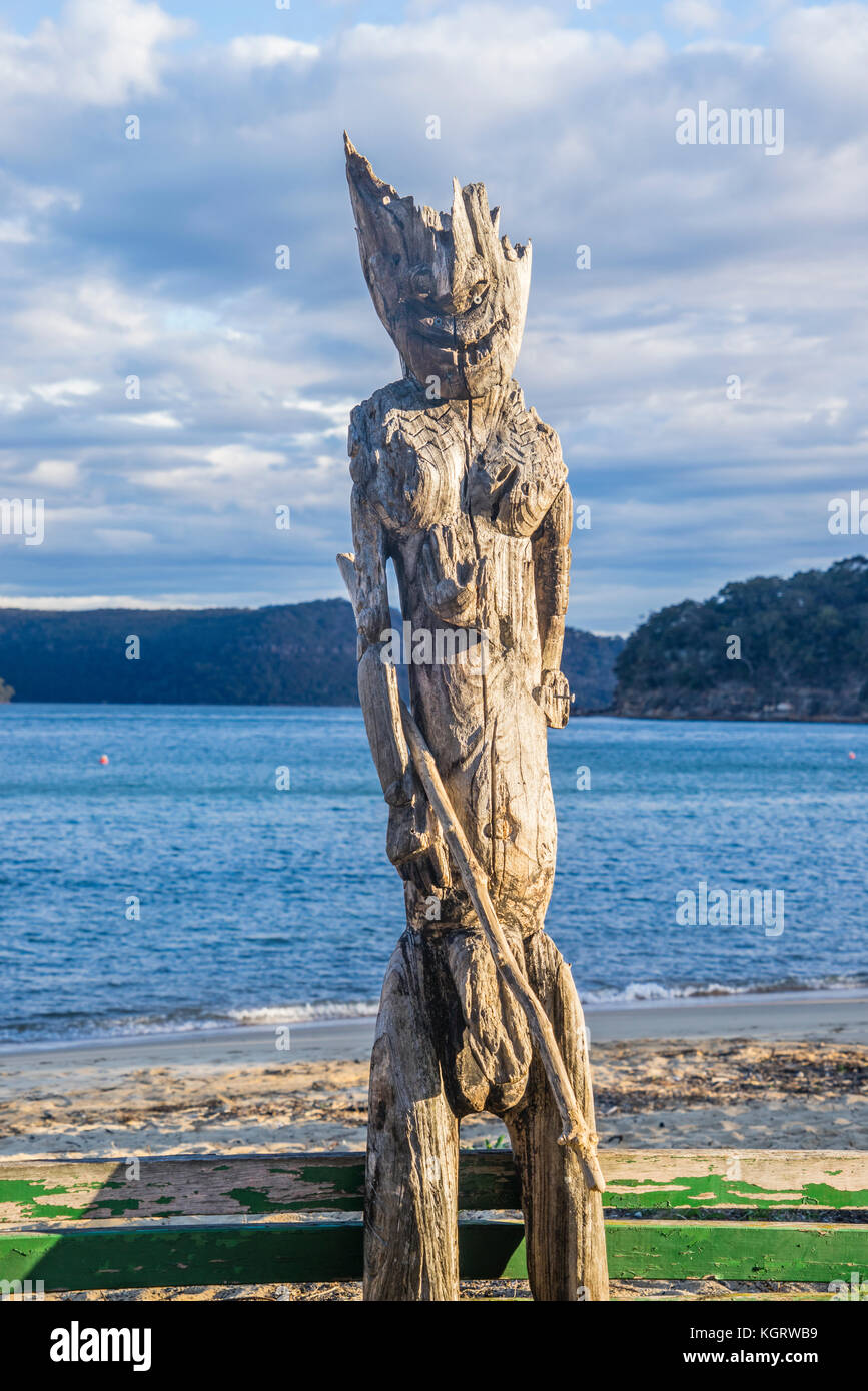 Australia, Nueva Gales del Sur, de la Costa Central, escultura en madera rústica Playa Patonga Foto de stock