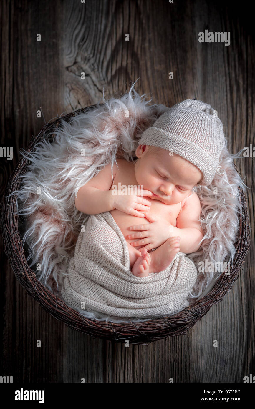 Bebé durmiendo en la canasta fotografías e imágenes de alta resolución -  Alamy