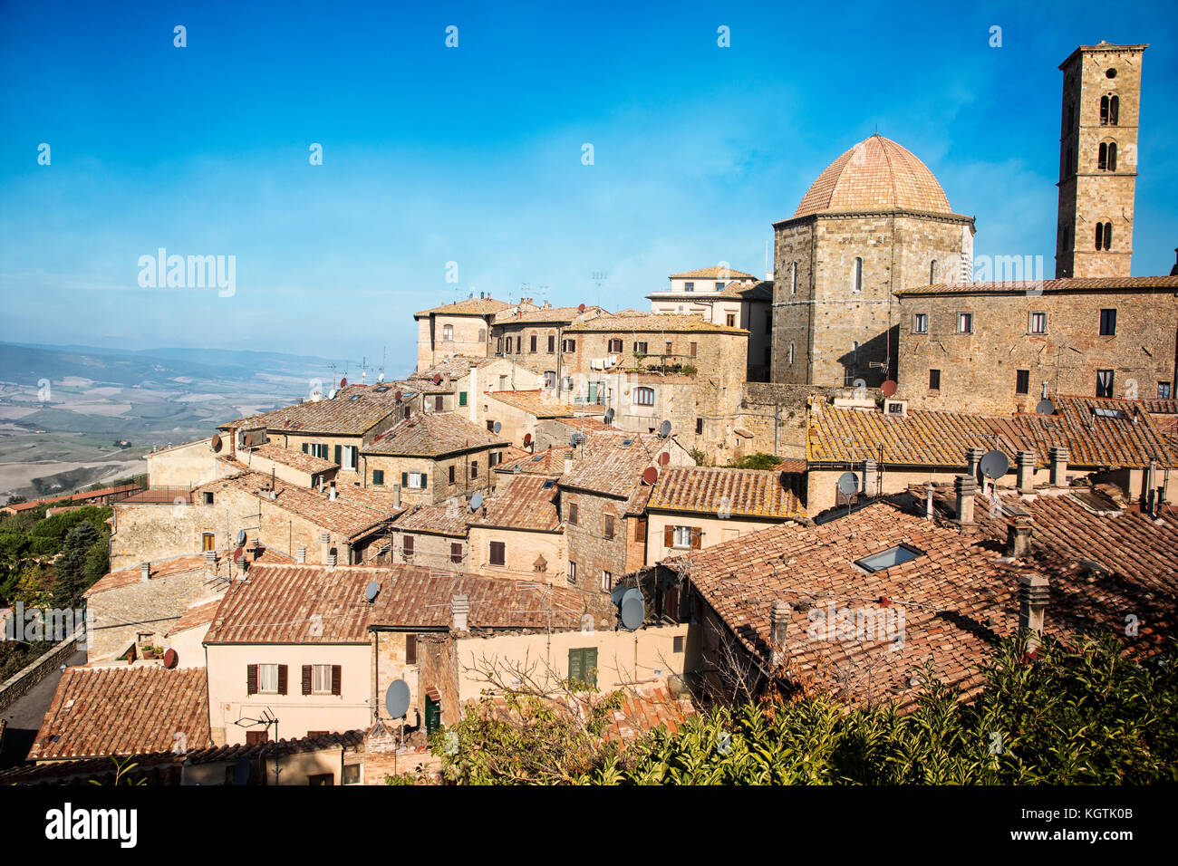 La ciudad de Volterra en la cima de la colina de la Toscana, Italia. Foto de stock
