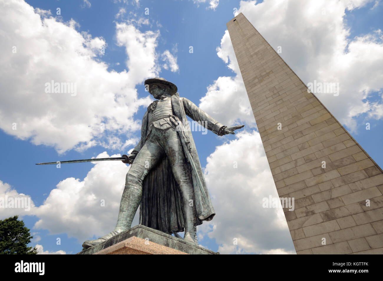 Bunker hill Monument en Boston, Massachusetts. Granito obelisco y la estatua de bronce del coronel William Prescott, quien comandaba las fuerzas patriotas aquí Foto de stock